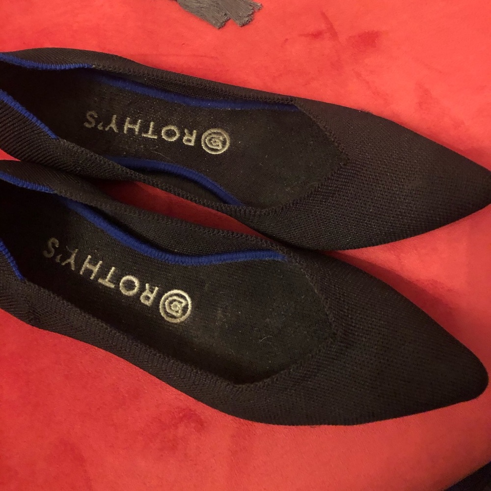 Gently worn size 9 black Rothy’s “the Point”